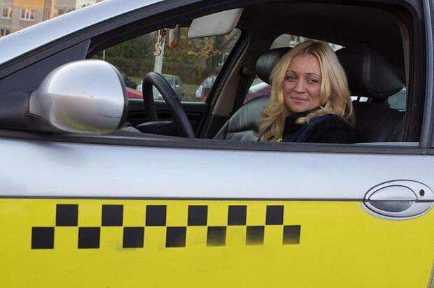 Женщина водитель в такси