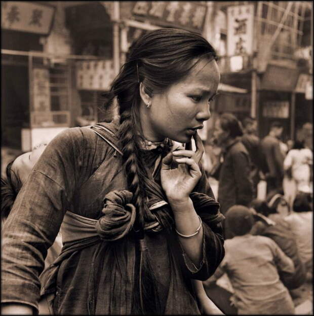 Женщина с ребенком на рынке. Гонконг, 1946 г.