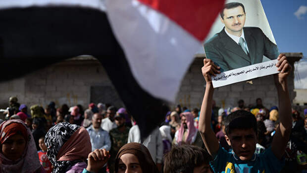 Жители населенного пункта Каукаб в Сирии с портретом Башара Асада