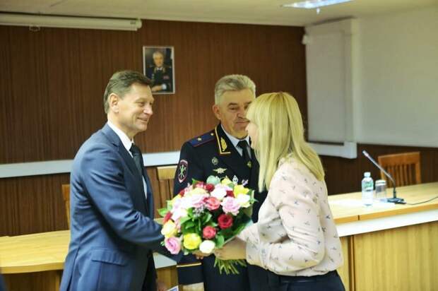 Возложение цветов. Фото: пресс-служба УВД по СЗАО