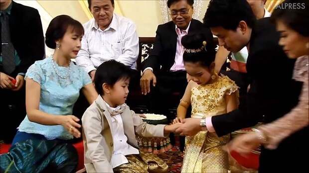 В Таиланде родители поженили близнецов, так как брат и сестра были возлюбленными в прошлой жизни брат, в мире, дети, история, люди, обычай, свадьба, сестра
