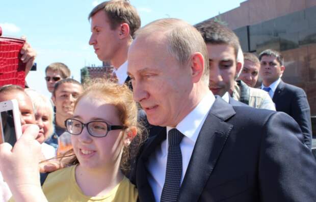 За визитку Путина хотят 550 тысяч рублей