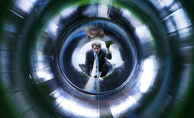 Мужчина заглядывает в трубу, представляющую газопровод «Северный поток», на промышленной выставке в Ганновере