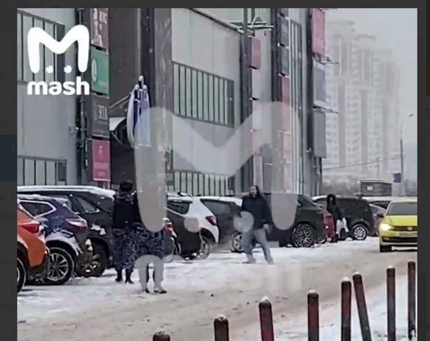 Буйный мужчина с ножом бросался на прохожих на Братиславской