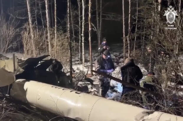 На месте крушения вертолета Robinson в Приамурье нашли телефон пилота