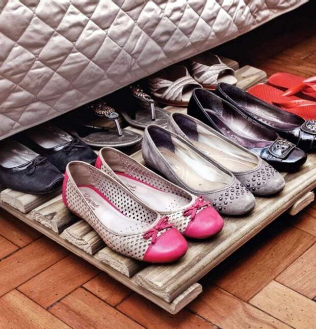 Выкатная полка для хранения обуви под кроватью.