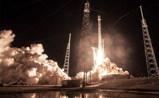 На фото: запуск ракеты Falcon 9 с секретным правительственным спутником Zuma