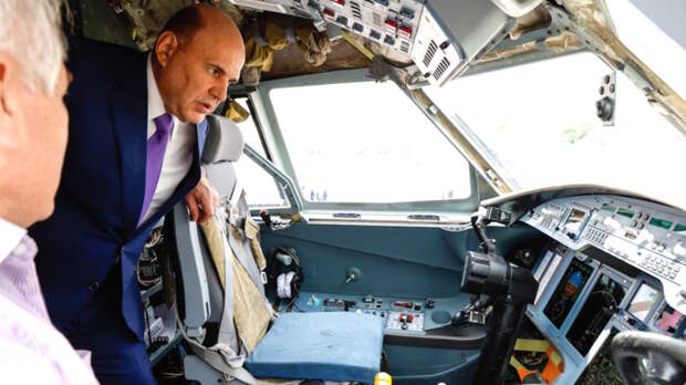 Мишустин осмотрел модернизированный Ил-114-300 на "Иннопроме-2025" в Екатеринбурге