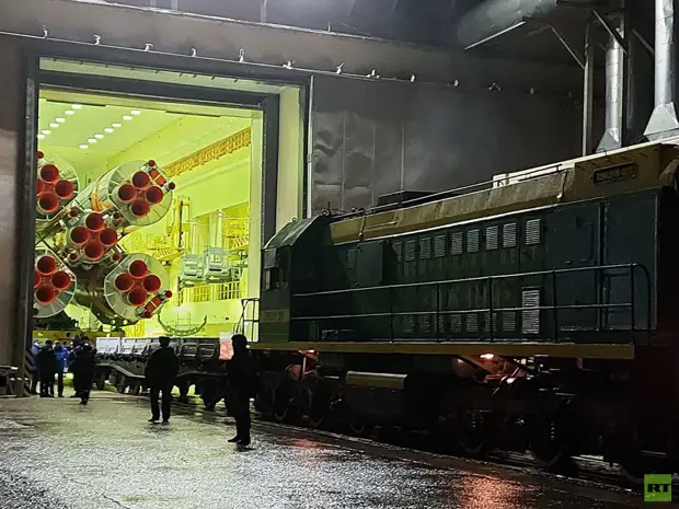 «Космические туристы работают на технологическое развитие»: корреспондент RT проводил на орбиту миллиардера Маэдзаву