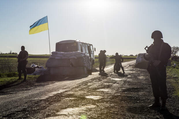 25 апреля 2014 года. Украинские военнослужащие охраняют КПП  в районе села Барвиновка