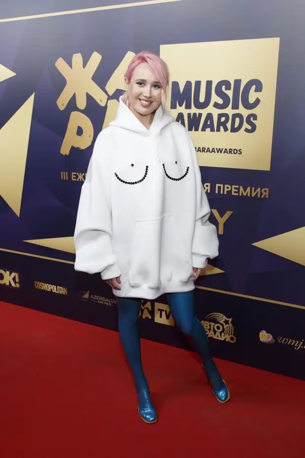 Клава Кока предстала в стильном образе