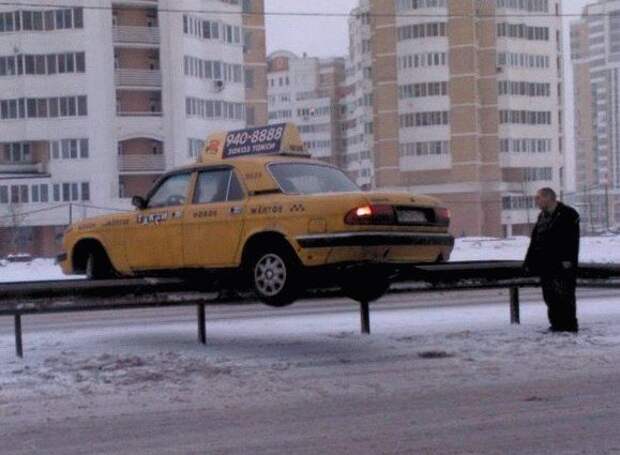 Авто смешно такси приземлилось на бордюр