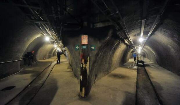 Подземные коллекторы используют и современные службы (Jihlavské podzemí, Чехия). | Фото: romaelazioperte.blogspot.com. Подземные коллекторы используют и современные службы (Jihlavské podzemí, Чехия). | Фото: romaelazioperte.blogspot.com.