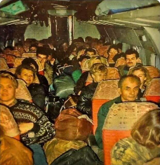 И еще о челноках. Челноки в салоне Ту–134, СНГ, 1992 год.
