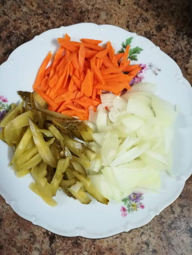 Нарезать овощи соломкой
