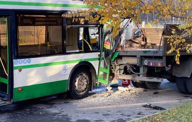 Столкновение автобуса с фурой в Москве попало на видео