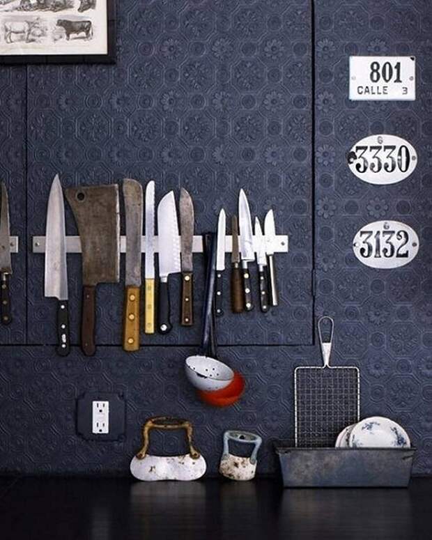 Интересный вариант разместить нестандартным образом ножи на кухне, то что создаст специфическую обстановку.