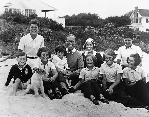Фото №2 - Сестра Джона Кеннеди, которой стеснялась семья президента