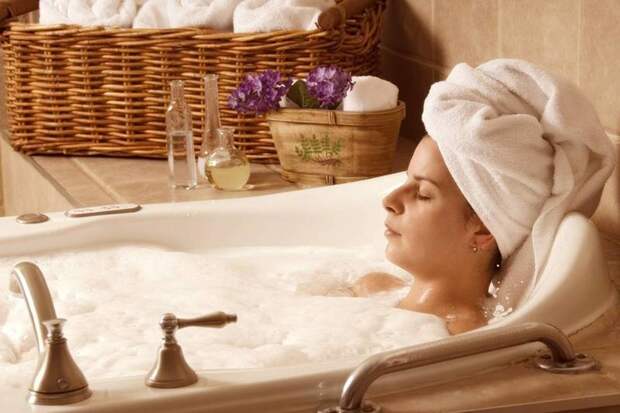 Врач рассказал о вреде горячей ванны и обезболивающих при похмелье