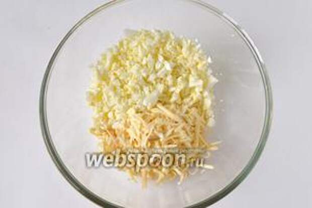Для начинки отварить яйца и мелко нарезать, сыр натереть на тёрке.