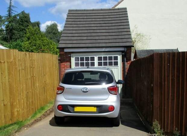 Семейная пара из британского гордка Эндербай спрятала целый дом за гаражной дверью
