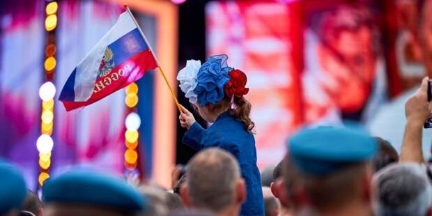 В Москве на выходных продолжат отмечать 350-летие флага России. Фото: mos.ru