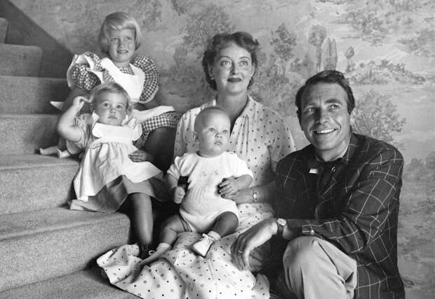 Bette Davis with her husband Gary Merrill and their child, 1954.jpg