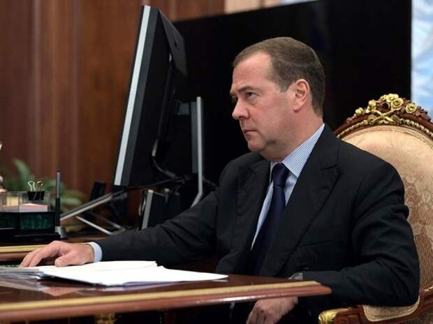 Медведев: ситуация в экономике кое-где уже напоминает коллапс