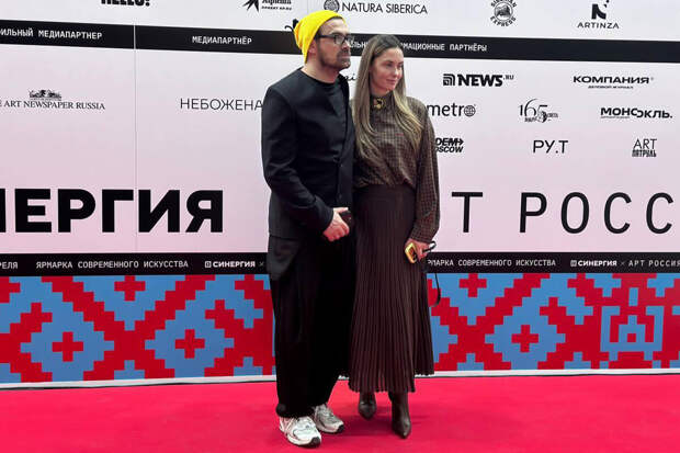 Актриса Агата Муцениеце появилась на выставке с мужем Петром Дранга