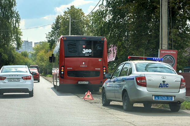 В Челябинске 40 детей ехали в красном автобусе с технической неисправностью
