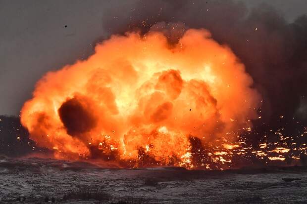 Обломки ехавшей на большой скорости САУ Paladin разлетелись на десятки метров