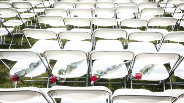 Молчаливый протест: 298 пустых стульев у российского посольства в Гааге в память о жертвах крушения малайзийского «Боинга»