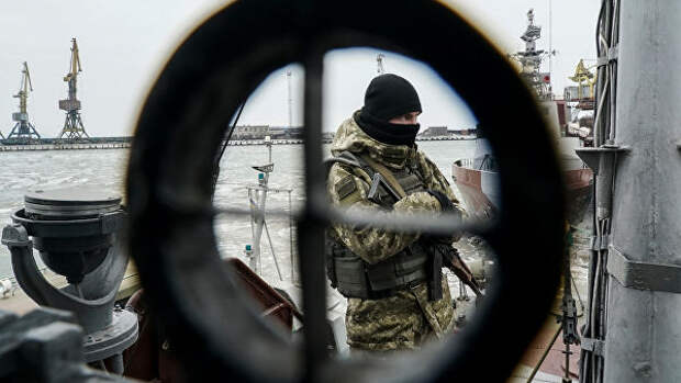 Украинский военнослужащий на борту корабля береговой охраны в Мариуполе