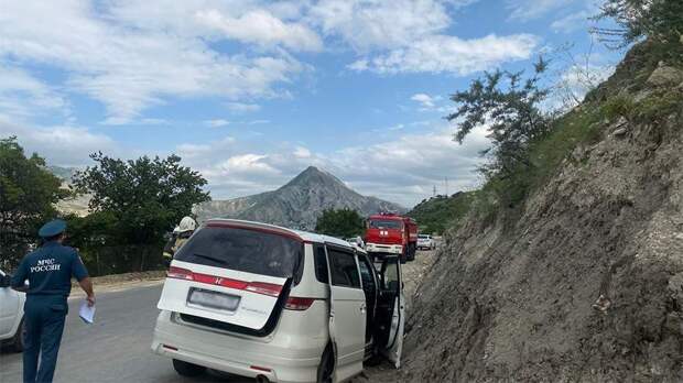 При ДТП с участием минивэна с туристами в Дагестане пострадали 10 человек