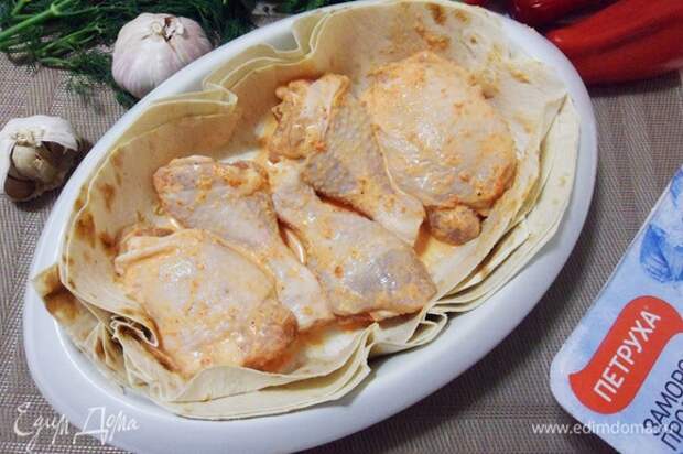 Сверху на лаваш выкладываем куски курицы. Сверху на лаваш выкладываем куски курицы.