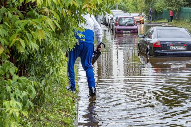 Ливень затопил в Москве десятки автомобилей
