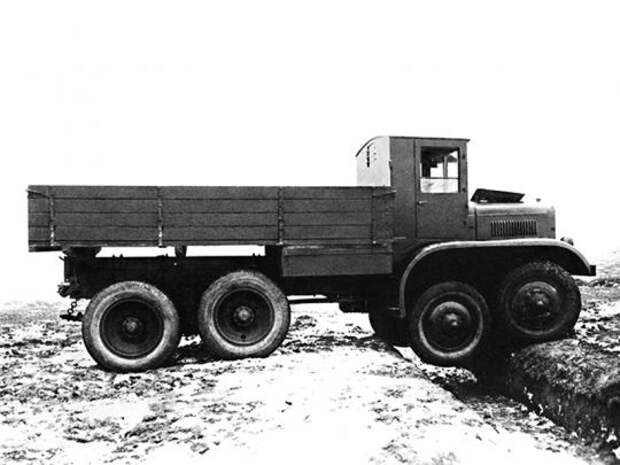 6. ЯГ-12 преодолевает ров.jpg