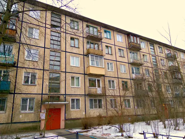 Типовой дом времён СССР,  так называемая "хрущевка". Фото в свободном доступе.