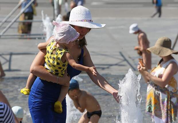 В Украине женщина с ребёнком разрушила фонтан, забравшись на него ради селфи