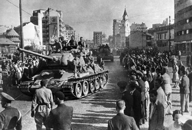 Т-34 оказал огромное влияние на исход войны и дальнейшее развитие мирового танкостроения. На фото: освобождение Бухареста советскими войсками, 1944 год