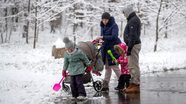 Путин поручил увеличить господдержку семей