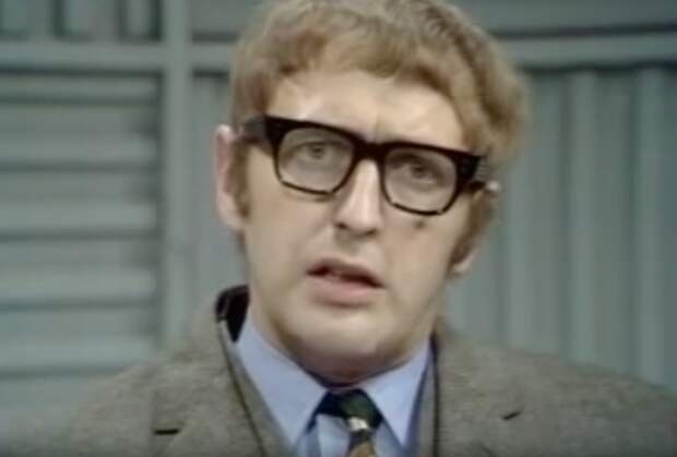 Первым полнометражным фильмом про жизнь Реджи и Ронни стала картина «Братья Крэй» 1990 года. Братьев в нем сыграли музыкант Гэри Кэмп и его брат Мартин Кэмп. При этом Кэмпы не были близнецами — Мартин родился на два года позже Гэри. 