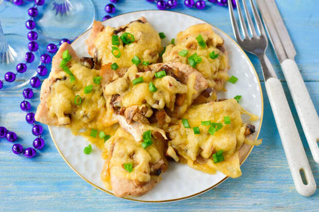 Фото к рецепту: Куриное филе с грибами и сыром