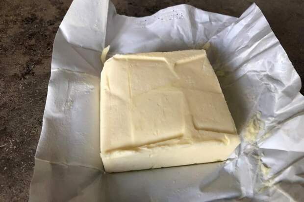 Быстрый способ отличить хорошее сливочное масло от подделки: даже резать не придется