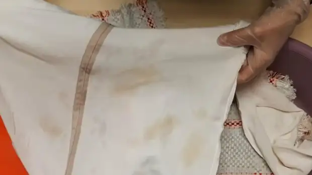 Верните белым вещам первоначальную белизну с помощью клея. Старый, но действительно рабочий способ