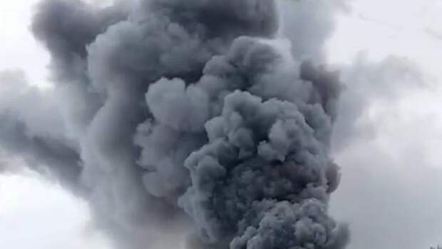 Видео: Пожарные работают у охваченных огнем складам на Ярославском шоссе