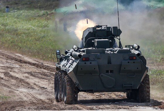 Украинские военнослужащие становятся зависимыми от энергетических напитков и начинают напоминать живых зомби, заявил военный эксперт Анатолий Матвийчук.