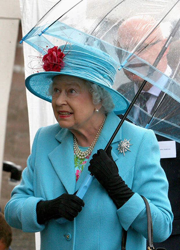 Королева выбирает зонты, сочетающиеся цветом с ее верхней одеждой.
