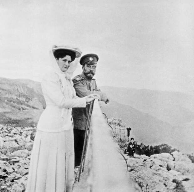 Император Николай Второй и Императрица Александра Федоровна на горе Ай-Петри в Крыму. Осень 1909 года. 