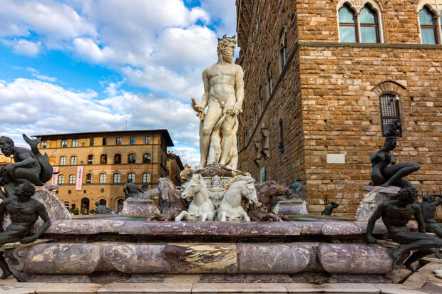 Туристка заплатит €5000 за неудачную шутку со статуей Нептуна во Флоренции